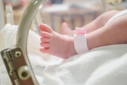 Un congé paternité supplémentaire accordé aux pères de nouveau-nés hospitalisés