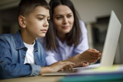 Le CSA demande aux parents de communiquer avec leurs enfants à propos de ce qu’ils voient sur les écrans