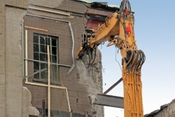 Bâtiment en ruines : qui supporte les frais de démolition ?