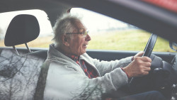 Doit-on contrôler l’aptitude des seniors à prendre le volant ?