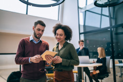 Égalité femmes-hommes au travail : 16 % des moyennes entreprises doivent revoir leurs pratiques