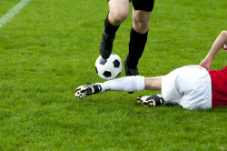 Le joueur de foot est responsable de la faute grossière qu’il commet sur un adversaire