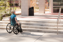 Retard dans la mise aux normes de l'accessibilité pour les personnes handicapées 