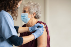 Vaccination contre la Covid-19 ouverte aux plus de 75 ans : comment prendre un rendez-vous pour ses parents ?