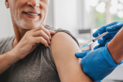 Covid-19 : pharmaciens, infirmiers et sages-femmes sont autorisés à vacciner