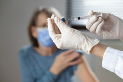 Vaccination contre la Covid-19 : les médecins vont de nouveau commander des doses