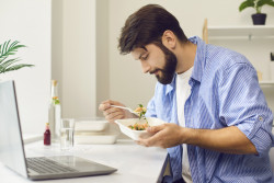 Déjeuner en solitaire, télétravail : un nouveau tour de vis dans les entreprises 