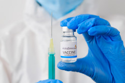 Cas de thrombose et vaccin AstraZeneca : l’agence européenne du médicament va rendre son avis