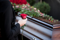 Obsèques : quelles sont les règles toujours en vigueur en raison de la crise sanitaire ?