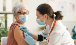 Covid-19 : des personnes entièrement vaccinées vont devoir recevoir une nouvelle injection