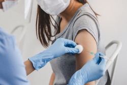 Covid-19 : au bout de quelques mois les vaccins protègent nettement moins, selon une étude