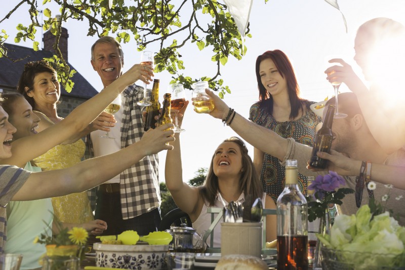 Une étude australienne montre qu’initier son adolescent à l’alcool pourrait être risqué