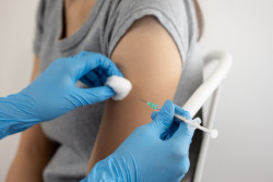 Vaccin Pfizer : vers une 3e dose pour les plus de 18 ans ?