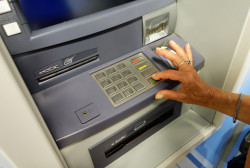 Trois banques veulent mettre en commun leurs distributeurs de billets