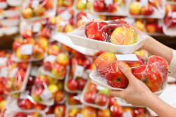 Certains fruits et légumes ne pourront plus être vendus sous plastique : lesquels ?