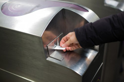 Fin du carnet de tickets de métro en carton à Paris : quelles solutions pour les voyageurs ?