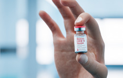 Covid-19 : le vaccin Moderna déconseillé pour les moins de 30 ans par les autorités sanitaires