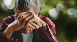 Lutter contre la maltraitance des personnes âgées : contactez le 3977