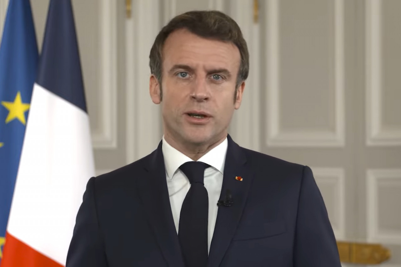 Présidentielle : Emmanuel Macron annonce sa candidature dans la presse régionale