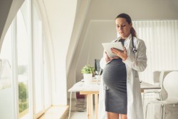 Kinés, sages-femmes et infirmières réclament le même congé maternité que les femmes médecins libérales