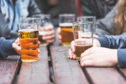 Alcool : une forte consommation augmenterait le risque d’être atteint de démence