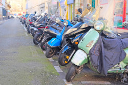 Paris : ce qu’il faut savoir sur le stationnement payant des deux-roues