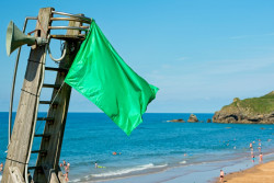 Baignade : la couleur des drapeaux sur les plages change