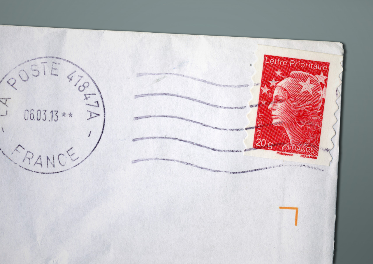 La Poste : après la disparition du timbre rouge, comment envoyer un  courrier urgent ?