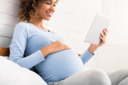 Paris : lancement d'une cellule pour aider les femmes enceintes sans inscription en maternité