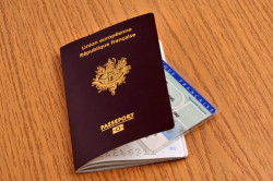 Vacances : peut-on voyager avec un passeport périmé ?