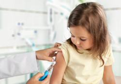 Covid : les vaccins Pfizer et Moderna autorisés pour les enfants dès 6 mois