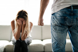 Violences conjugales : vers la création d'un prêt CAF pour aider les victimes