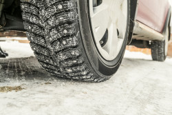 Loi Montagne : pouvez-vous rouler avec des pneus 4 saisons cet hiver ?