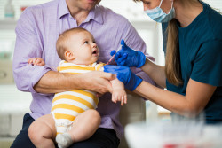 Covid-19 : la vaccination recommandée pour les enfants à risque de 6 mois à 4 ans