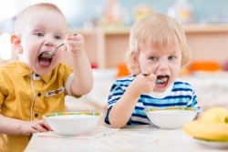 Pauvreté des enfants : des petits-déjeuners distribués gratuitement dans les écoles maternelles et primaires prioritaires ?