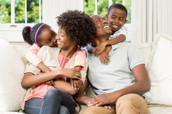 Carte de séjour : bientôt des règles plus strictes pour le regroupement familial ?