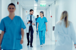 Hôpitaux publics : le salaire des médecins intérimaires augmente