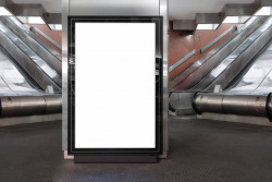 Publicités lumineuses : les engagements des gares et des aéroports