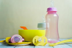 Bisphénols dans les produits pour bébé : une alerte lancée