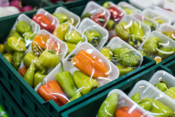 Les fruits et légumes pouvant être vendus avec un emballage plastique