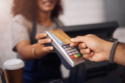 Utiliser sa carte bancaire à l'étranger coûte plus cher