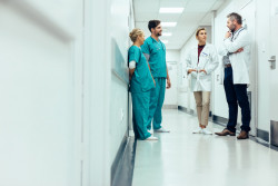 Hôpital : de combien va augmenter le salaire des infirmiers et des médecins en 2024 ?