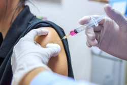 Vaccin contre le papillomavirus : les ados doivent rester allongés ou assis après l’injection