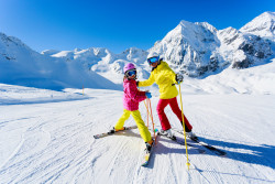 Ski : le port du casque bientôt obligatoire sur les pistes ?