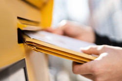 Envoyer des documents de valeur par voie postale 