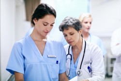 Infirmier en « pratique avancée » : un métier situé entre l’infirmier et le médecin