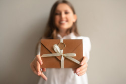 Impôts 2024 : combien pouvez-vous offrir à un proche à Noël sans payer de droits de donation ?