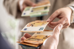 Impôts 2025 : comment déduire les pensions alimentaires versées à un enfant majeur ou un parent ?