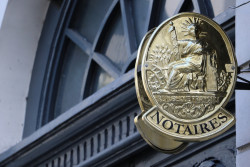 Simplification administrative : l’apostille passe aux mains des notaires