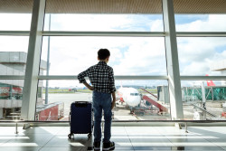 Enfant qui voyage seul : l'autorisation de sortie du territoire